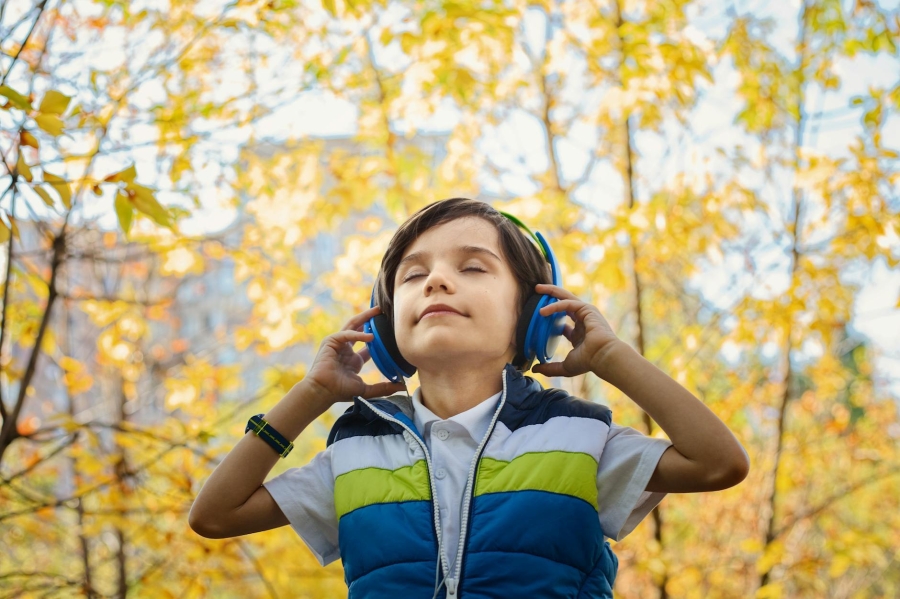 Jongen-met-autisme-met-koptelefoon